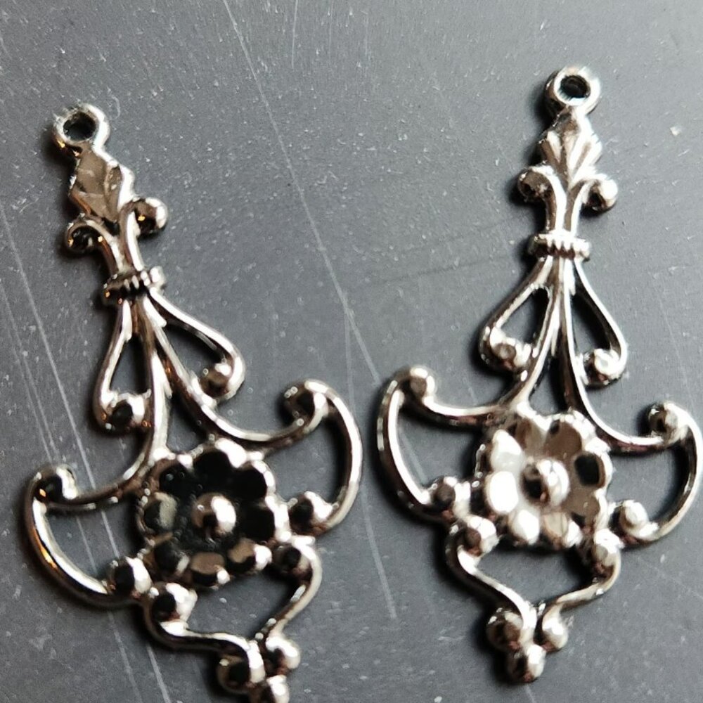 Pendant earrings: pewter color